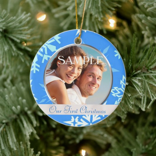 Blue Snowflake Ons eerste kerstfoto-Ornament Keramisch Ornament (Boom)
