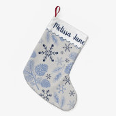 Blue Snowflakes Pinecones Monogram Kleine Kerstsok (Voorkant (Hangend))