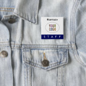 Blue Staff Pin Back Badge met Logo Square Button (In situ)