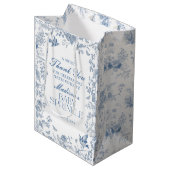 Blue Toile De Jouy Baby Sprinkle Favors Medium Cadeauzakje (Voorkant Gekanteld)
