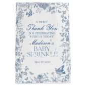 Blue Toile De Jouy Baby Sprinkle Favors Medium Cadeauzakje (Achterkant)