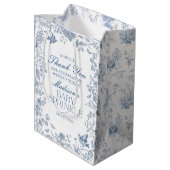 Blue Toile De Jouy Baby Sprinkle Favors Medium Cadeauzakje (Achterkant Gekanteld)