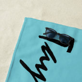 Blue Turquoise Nom personnalisé Serviette de plage (En situation)