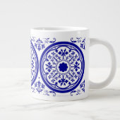 Blue White gothic Tile Pattern Extra Grote Beker (Rechts)