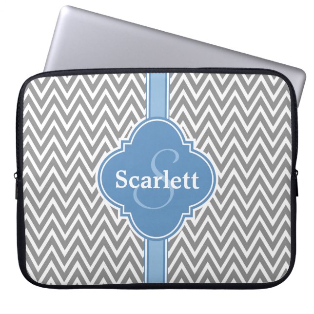 Blue White Grey Chevron Pattern en Monogram Laptop Sleeve (Voorkant)