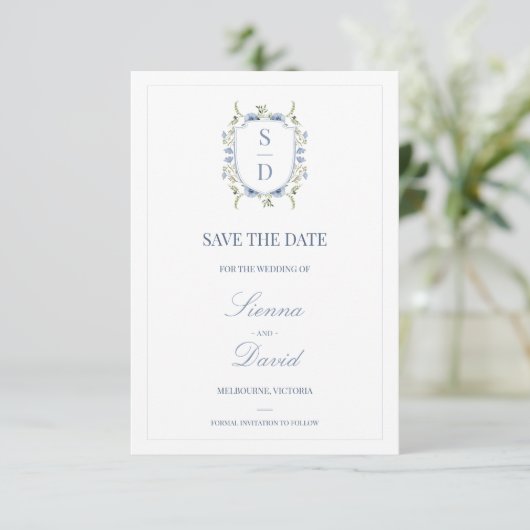 Blue Wildflowers Monogram Crest Save The Date Kaar (Staand voorkant)