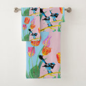 Blue Wren Bird Rose et fleurs bleues Serviette Set (En situation)