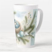 Bluebird Nest with Ornaments in Winter Pines  Latte Mok (Rechterhoek)