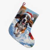 Bluetick Coonhound Hardlopen in de sneeuw met Kers Grote Kerstsok (Voorkant (Hangend))