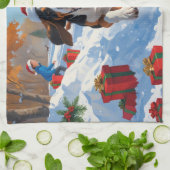 Bluetick Coonhound Hardlopen in de sneeuw met Kers Theedoek (Gevouwen)