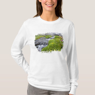 Blurry River met de geel-witte roze wilde bloemen T-shirt