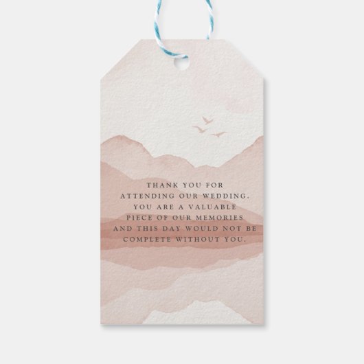 Blush bergketen landschap bruiloft monogram cadeaulabel (Achterkant)