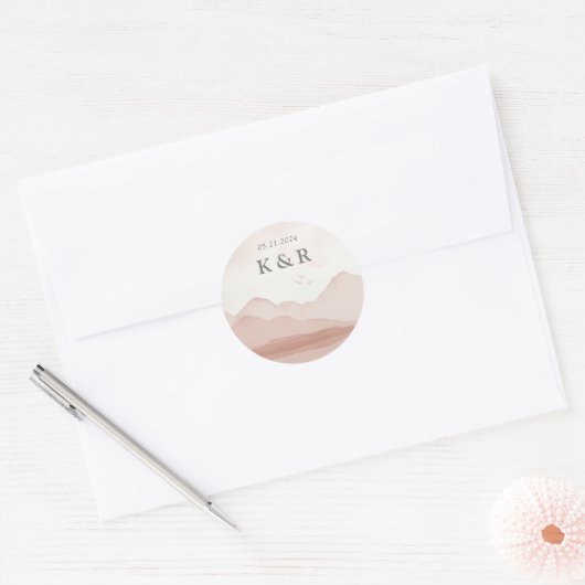 Blush bergketen landschap bruiloft monogram ronde sticker (Envelop)