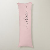 Blush Dusty Pink Modern Script Girly Monogram Naam Lichaamskussen (Voorkant Verticaal)