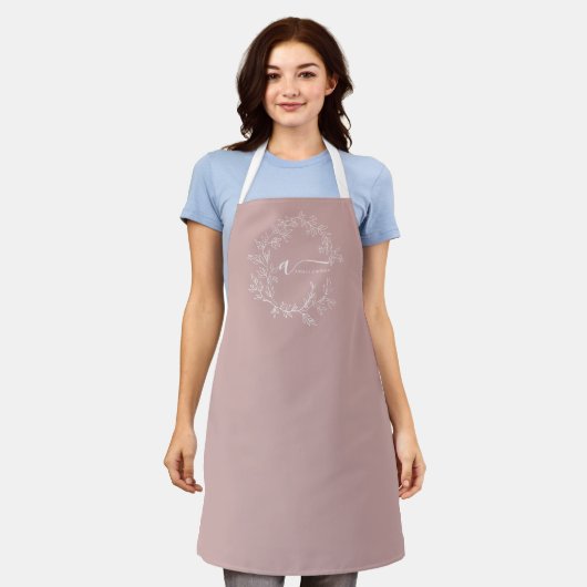 Blush Dusty Pink Modern Script Girly Monogram Naam Schort (Gedragen)