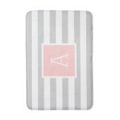 Blush en Grijze Strepen Monogram | Bewerkbare kleu Badmat (Voorkant Verticaal)