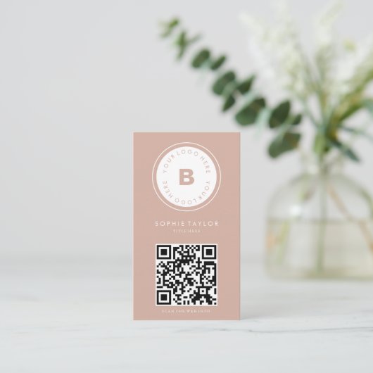 Blush en Wit Minimalistische Verticale Qr Code Visitekaartje (Staand voorkant)