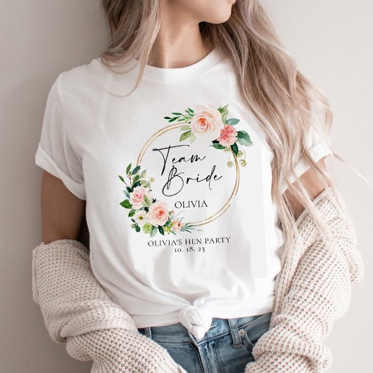 Blush Floral Wreath Team Bride gepersonaliseerd T-shirt