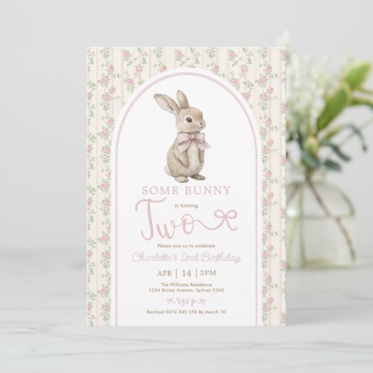 Blush konijn 2e verjaardag meisje kaart (Staand voorkant)