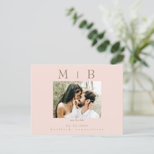 Blush Monogram Foto Bruiloft Save the Date Briefkaart (Staand voorkant)