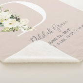 Blush Pink Bloemen Letter D Baby Script Geboortest Sherpa Deken (3/4)