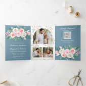 Blush Pink Floral Dusty Blue QR Code Weddenschap Drieluik Uitnodiging (Binnen)