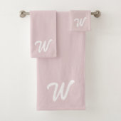 Blush Pink Initiaal Monogram Retro Typografie Bad Handdoek (Insitu)