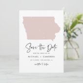 Blush Pink Iowa Map Minimalist Script Weddenschap Save The Date (Staand voorkant)