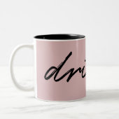 Blush Pink Minimalist Script "drink" Funny Tweekleurige Koffiemok (Links)