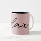 Blush Pink Minimalist Script "relaxen" Funny Tweekleurige Koffiemok (Voorkant rechts)