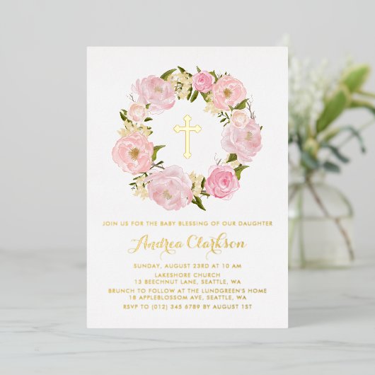 Blush Pink Peony Floral Wreath Baby Blessing Folie Uitnodiging (Staand Voorkant)