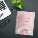 Blush rose floral argent parties scintillant nom s<br><div class="desc">Un arrière - plan rose vif avec des fleurs roses, des feuilles d'argent et de la poussière de parties scintillant faux argent. Personnalisez et ajoutez votre nom, titre et année. Le nom est écrit avec un script de style moderne écrit à la main avec des swashes. Pour que les swashes...</div>