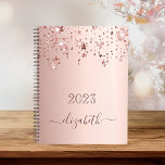 Blush rose or étoiles gouttant nom monogramme 2023<br><div class="desc">Un faux blush, or rose à l'apparence métallique arrière - plan avec élégante brillance d'or faux rose et étoiles brillantes tombant, goutte à goutte. Personnalisez et ajoutez une année 2023 (ou toute année) et un nom. Le nom est écrit en or rose foncé avec un grand script de style moderne...</div>