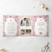 Blush Roze Bloemen Gouden Boog Vlinderbruiloft Drieluik Uitnodiging (Binnen)