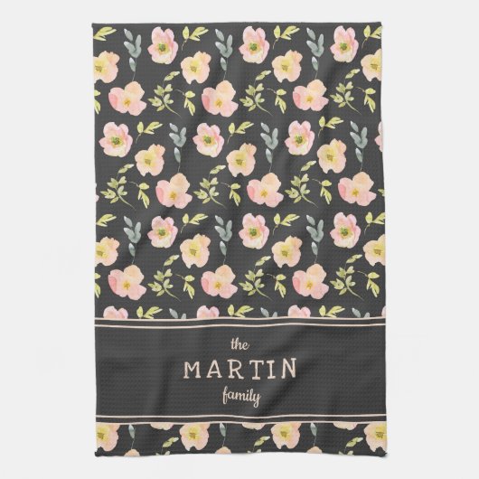Blush roze bloemen zwarte aangepaste naam theedoek (Verticaal)