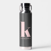 Blush Roze Eenvoudig monogram op houtskool Waterfles (Voorkant)