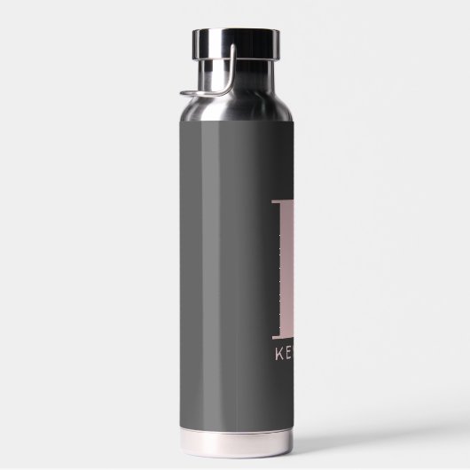 Blush Roze Eenvoudig monogram op houtskool Waterfles (Rechts)