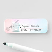 Blush roze en blauw tandheelkundige assistent logo naamplaatje (In situ)