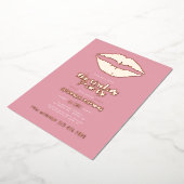 Blush Roze en Roos Gold Lips Birthday Folie Uitnodiging (Gedraaid)
