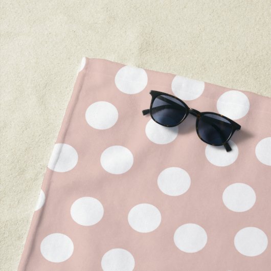 Blush roze gestippeld strandlaken (In situ)