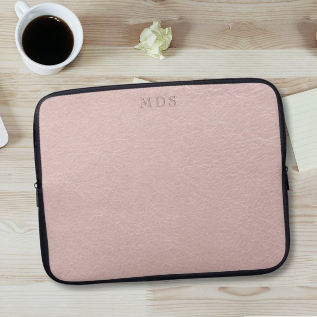 Blush roze moderne monogram laptophoes laptop sleeve (Just add your initials to this elegant faux leather look laptop sleeve)