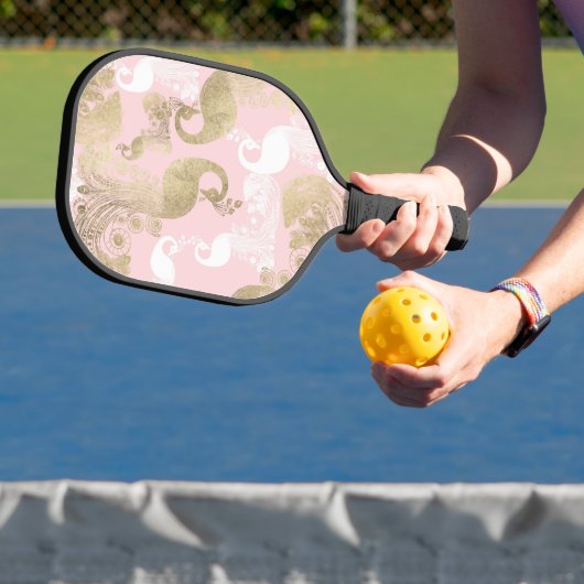 Blush roze wit goud koninklijke pauw vogel pickleball paddle (Insitu)