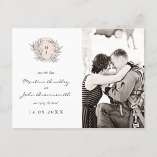 Blush Rustic Monogram Wreate Save the Date Aankondigingskaart