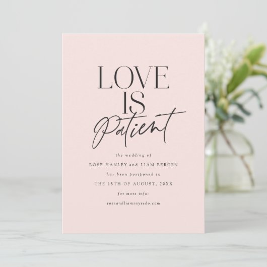 Blush Script Love is Patiënt Verander de datum Aankondiging (Staand voorkant)