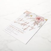 Blush & Wit Moderne Bloemenbruiloft Folie Uitnodiging (Gedraaid)