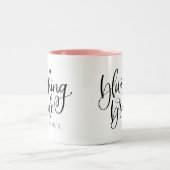 Blushing Bride Modern Lettering Roze Harten Custom Tweekleurige Koffiemok (Center)