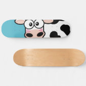 Blushing Cow op Blue Skateboard (Horizontaal)