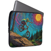 BMX'er op berghelling Laptop Sleeve (Voorkant Rechts)