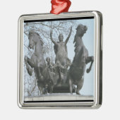 Boadicea, 1850 s (bronzen) (zie ook 33580) metalen ornament (Links)