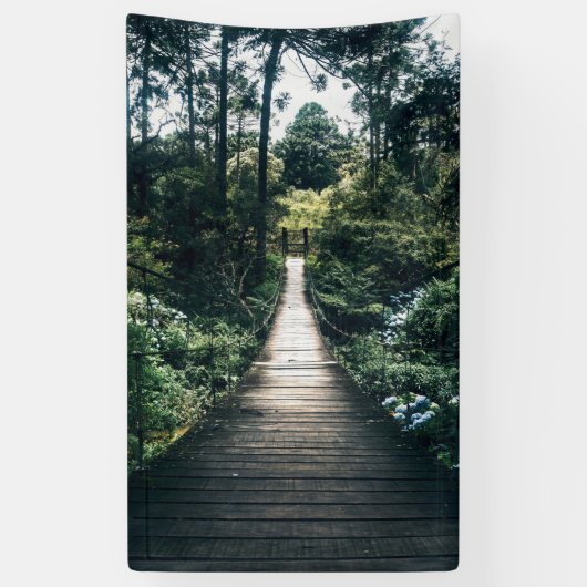 Boardwalk through door het bos spandoek (Verticaal)
